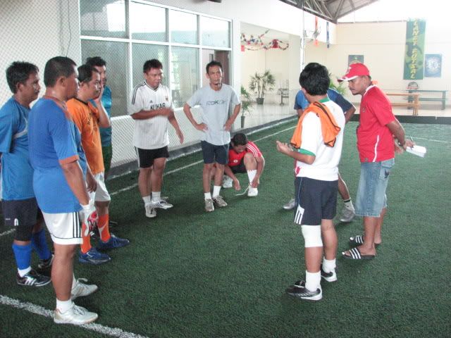 Thamrin Bunai saat memberikan arahan kepada atlet futsal PWI Kaltim