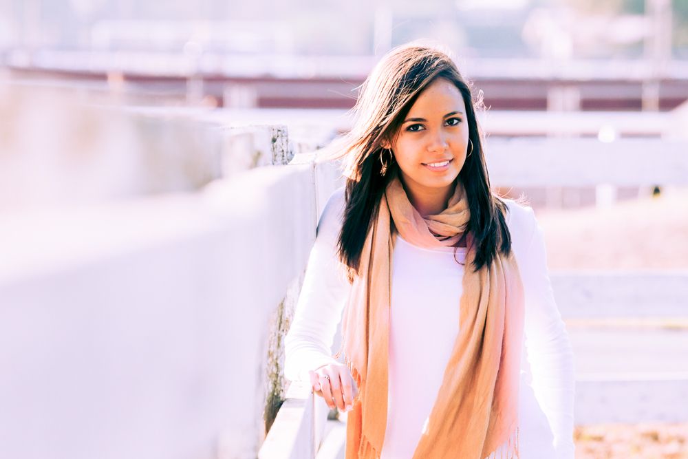 IMAGE: http://i825.photobucket.com/albums/zz173/typicaljawaiian/My%20Canon%207d%20Album/liz-21.jpg