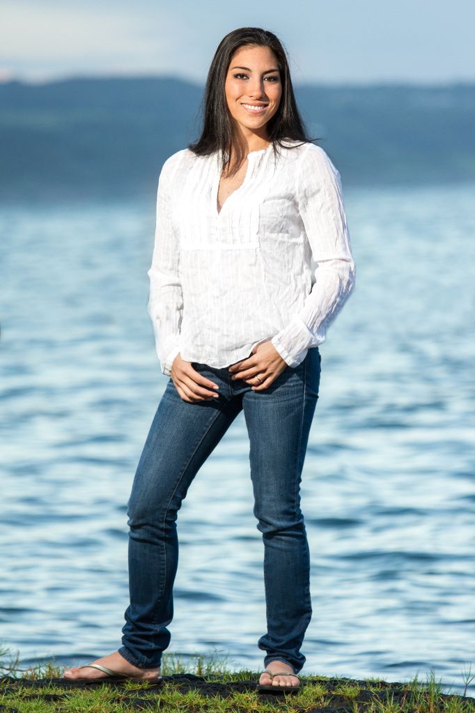 IMAGE: http://i825.photobucket.com/albums/zz173/typicaljawaiian/My%20Canon%207d%20Album/tehani2-2-2.jpg