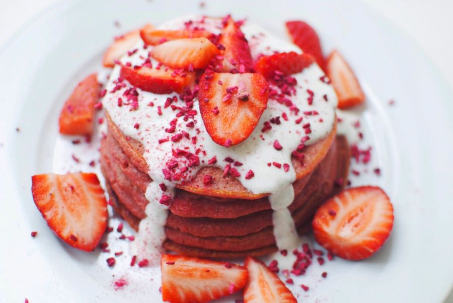 Pink beet and strawberry pancakes with vanilla "cream" - new and updated recipe