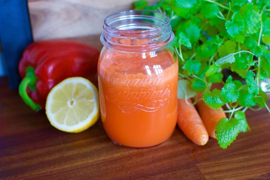 Power juice with red bell pepper, turmeric + much more